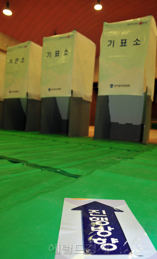 4.27재보궐 선거가 실시된 27일 오전 강원도 춘천시 부안초교에 마련된 투표소가 텅비어 있다.<br />춘천=김명섭 기자 msiron@
4.27재보궐 선거가 실시된 27일 오전 강원도 춘천시 부안초교에 마련된 투표소가 텅비어 있다.
춘천=김명섭 기자 msiron@