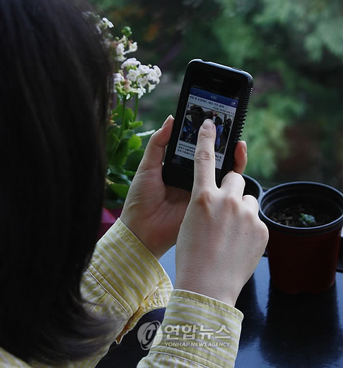 A voter browses Twitter. (Yonhap News)
