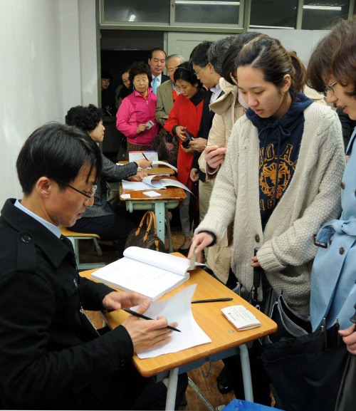 Voters at a polling station in Bundang, one of the 38 by-election constituencies, on Wednesday morning. (Park Hyun-koo/The Korea Herald)