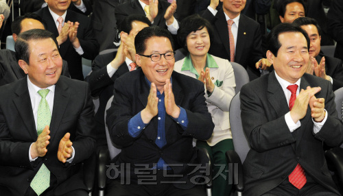 27일 오후 서울 영등포 민주당사에서 분당을 민주당 손학규 후보가 4.27 재보궐 선거 출구조사에서 한나라당 강재섭 후보를 앞서자 박지원 민주당 원내대표, 민주당 정세균 최고위원을 비롯한 지지자들이 환호성을 지르고 있다./양동출 기자 dcyang@ 2011.04.27
27일 오후 서울 영등포 민주당사에서 분당을 민주당 손학규 후보가 4.27 재보궐 선거 출구조사에서 한나라당 강재섭 후보를 앞서자 박지원 민주당 원내대표, 민주당 정세균 최고위원을 비롯한 지지자들이 환호성을 지르고 있다./양동출 기자 dcyang@ 2011.04.27