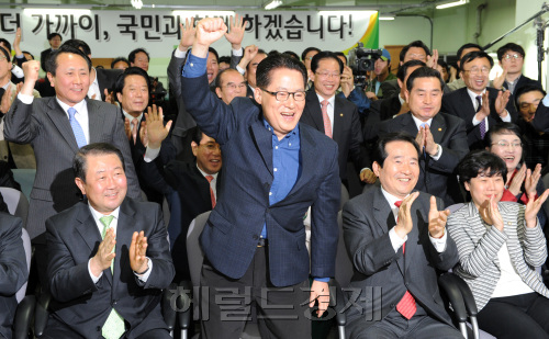 27일 오후 서울 영등포 민주당사에서 분당을 민주당 손학규 후보가 4.27 재보궐 선거 출구조사에서 한나라당 강재섭 후보를 앞서자 박지원 민주당 원내대표, 민주당 정세균 최고위원을 비롯한 지지자들이 환호성을 지르고 있다./양동출 기자 dcyang@ 2011.04.27
27일 오후 서울 영등포 민주당사에서 분당을 민주당 손학규 후보가 4.27 재보궐 선거 출구조사에서 한나라당 강재섭 후보를 앞서자 박지원 민주당 원내대표, 민주당 정세균 최고위원을 비롯한 지지자들이 환호성을 지르고 있다./양동출 기자 dcyang@ 2011.04.27