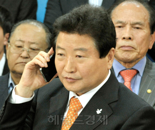 한나라당 안상수 대표가 27일 오후 4,27 재보궐선거 개표방송 상황실이 차려진 한나라당 여의도당사에서 개표방송을 지켜보며 무거운 표정을 짓고 있다.양동출dcyang@heraldm.com/110427/
한나라당 안상수 대표가 27일 오후 4,27 재보궐선거 개표방송 상황실이 차려진 한나라당 여의도당사에서 개표방송을 지켜보며 무거운 표정을 짓고 있다.양동출dcyang@heraldm.com/110427/
