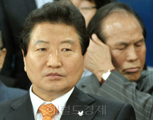 한나라당 안상수 대표가 27일 오후 4,27 재보궐선거 개표방송 상황실이 차려진 한나라당 여의도당사에서 개표방송을 지켜보며 무거운 표정을 짓고 있다.양동출dcyang@heraldm.com/110427/
한나라당 안상수 대표가 27일 오후 4,27 재보궐선거 개표방송 상황실이 차려진 한나라당 여의도당사에서 개표방송을 지켜보며 무거운 표정을 짓고 있다.양동출dcyang@heraldm.com/110427/