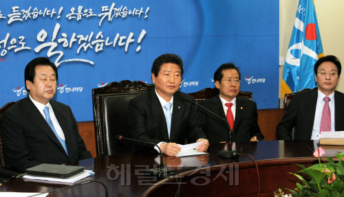한나라당 안상수 대표를 비롯한 콜로세움 토토가 28일 오전 여의도당사에서 열린 최고위원회의에서 망연자실한 표정을 짓고 있다.양동출dcyang@heraldm.com/110428/