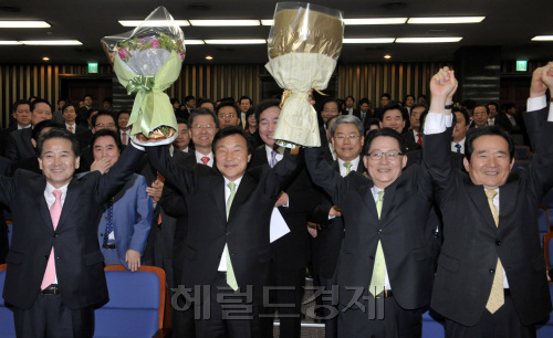 민주당 손학규 대표가 28일 오전 국회에서 열린 의원총회에서  분당을 국회의원 선거 당선을 축하하는 꽃다발을 받아들고 지도부와 함께 기뻐하고 있다.양동출dcyang@heraldm.com/110428/
4ㆍ27 재보선에서 한나라당의 텃밭 분당을에 출마해 당당하게 승리, 야권의 강력한 대권 후보로 떠오른 손학규 당선자가 28일 오전 국회에서 당직자들과 만세를 부르며 환호하고 있다.  양동출 기자/dcyang@heraldm.com