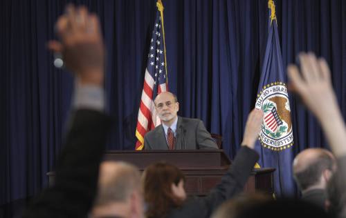 <YONHAP PHOTO-0629> Federal Reserve Chairman Ben Bernanke during his news conference at the Federal Reserve in Washington, Wednesday, April 27, 2011. (AP Photo/Susan Walsh)/2011-04-28 05:48:22/ <저작권자 ⓒ 1980-2011 ㈜연합뉴스. 무단 전재 재배포 금지.>
Federal Reserve Chairman Ben Bernanke during his news conference at the Federal Reserve in Washington on Wednesday.  AP-Yonhap News