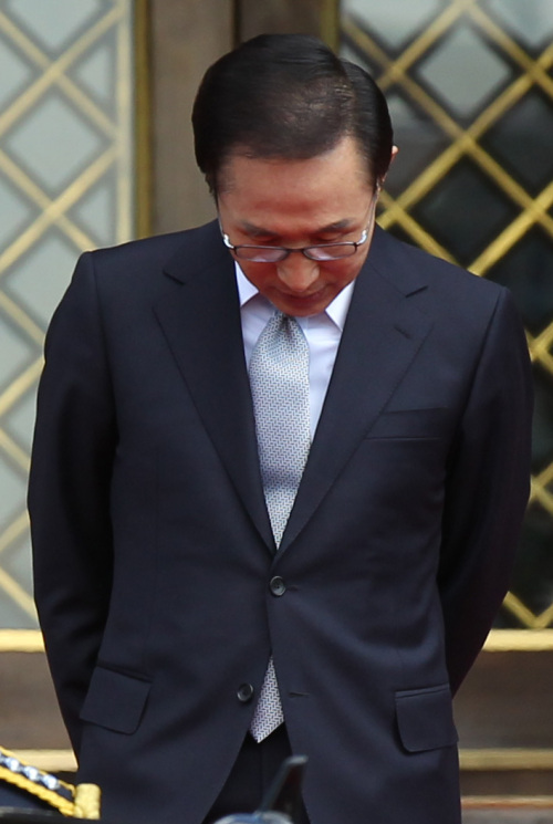 <YONHAP PHOTO-1717> 계단 내려오는 李대통령 (서울=연합뉴스) 전수영 기자 = 이명박 대통령이 28일 오전 청와대에서 누리 알-말리키 이라크 총리 영접을 위해 본관 현관 계단을 내려오고 있다. 2011.4.28 swimer@yna.co.kr/2011-04-28 13:22:03/ <저작권자 ⓒ 1980-2011 ㈜연합뉴스. 무단 전재 재배포 금지.>
President Lee Myung-bak walks down the steps to greet Iraqi Prime Minister Nouri al-Maliki at Cheong Wa Dae in Seoul on Thursday. Yonhap News
President Lee Myung-bak walks down the steps to greet Iraqi Prime Minister Nouri al-Maliki at Cheong Wa Dae in Seoul on Thursday. Yonhap News