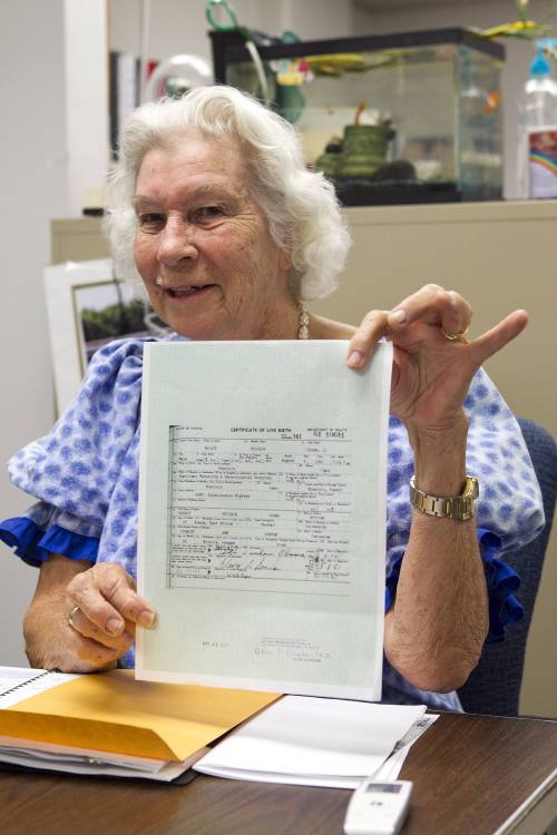 <YONHAP PHOTO-1364> Ivalee Sinclair, widow of Dr. David A Sinclair, holds the recently released live birth certificate of President Barack Obama bearing her husbands signature, Wednesday April 27, 2010 in Honolulu. Sinclair had an obstetrics and gynecology practice in Honolulu and delivered babies all over Hawaii when Obama was born in 1961, said his son Karl Sinclair, 55, of Kailua. The doctor retired in the late 1990s and died in 2003 at 81. (AP Photo/Marco Garcia)/2011-04-28 10:25:53/ <저작권자 ⓒ 1980-2011 ㈜연합뉴스. 무단 전재 재배포 금지.>
Ivalee Sinclair holds the birth certificate of President Barack Obama on Wednesday in Honolulu.  AP-Yonhap News