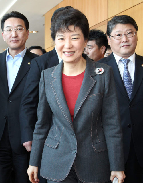 <YONHAP PHOTO-1832> 출국하는 박근혜 전 대표 (영종도=연합뉴스) 백승렬 기자 = 한나라당 박근혜 전 대표가 28일 오전 이명박 대통령 특사 자격으로 9박 11일간의 유럽 방문길에 오르기 위해 인천공항 출국장으로 향하고 있다. 박 전 대표는 다음달 8일까지 대통령 특사 자격으로 수교 50주년 국가인 네덜란드와 포르투갈, 그리스 등을 차례로 방문한다. 2011.4.28 srbaek@yna.co.kr/2011-04-28 13:47:35/ <저작권자 ⓒ 1980-2011 ㈜연합뉴스. 무단 전재 재배포 금지.>
<YONHAP PHOTO-1832 alt=
