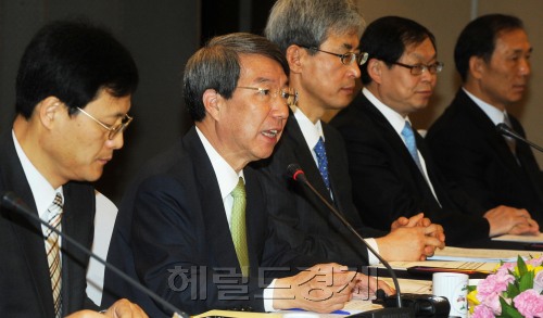 정운찬 동반성장위원장은 29일 서울팔레스호텔에서 제6차 동반성장위원회를 개최해 중소기업의 보호 필요성이 있다고 말했다. 박현구 기자phko@heraldm.com 2011.04.29
정운찬 동반성장위원장은 29일 서울팔레스호텔에서 제6차 동반성장위원회를 개최해 중소기업의 보호 필요성이 있다고 말했다. 박현구 기자phko@heraldm.com 2011.04.29
정운찬 동반성장위원장은 29일 서울팔레스호텔에서 제6차 동반성장위원회를 개최했다. 이날 정 위원장은 중소기업의 보호 필요성을 강조했다.  박현구 기자/phko@