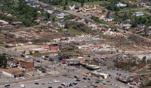 This aerial photo shows the devastation of the Cedar Crest neighborhood in Tuscaloosa, Ala. on Thursday, April 28, 2011.(AP-Yonhap News)