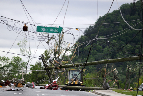 Workers use heavy machinery to clear power lines in Ringgold, Ga. Thursday, April 28, 2011, after a tornado hit the area Wednesday night. (AP-Yonhap News)