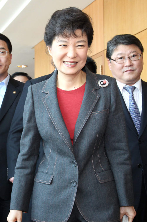 <YONHAP PHOTO-1831> 출국하는 토토사이트 토스 입금 전 대표 (영종도=연합뉴스) 백승렬 기자 = 한나라당 토토사이트 토스 입금 전 대표가 28일 오전 이명박 대통령 특사 자격으로 9박 11일간의 유럽 방문길에 오르기 위해 인천공항 출국장으로 향하고 있다. 박 전 대표는 다음달 8일까지 대통령 특사 자격으로 수교 50주년 국가인 네덜란드와 포르투갈, 그리스 등을 차례로 방문한다. 2011.4.28 srbaek@yna.co.kr/2011-04-28 13:47:12/ <저작권자 ⓒ 1980-2011 ㈜연합뉴스. 무단 전재 재배포 금지.>