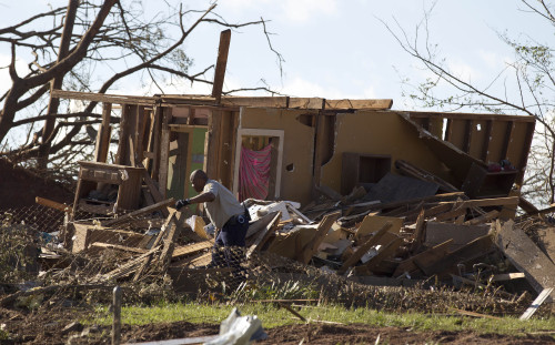 Law enforcement officers search the rubble of a Tuscaloosa, Ala., home for signs of life Thursday, April 28, 2011. (AP-Yonhap News)
