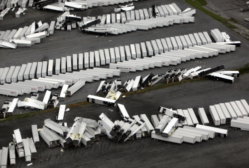 This aerial photo shows tractor trailers at Utility Trailer Manufacturing Co in Glade Spring, Va. damaged during a tornado on Thursday April 28, 2011. (AP-Yonhap News)
