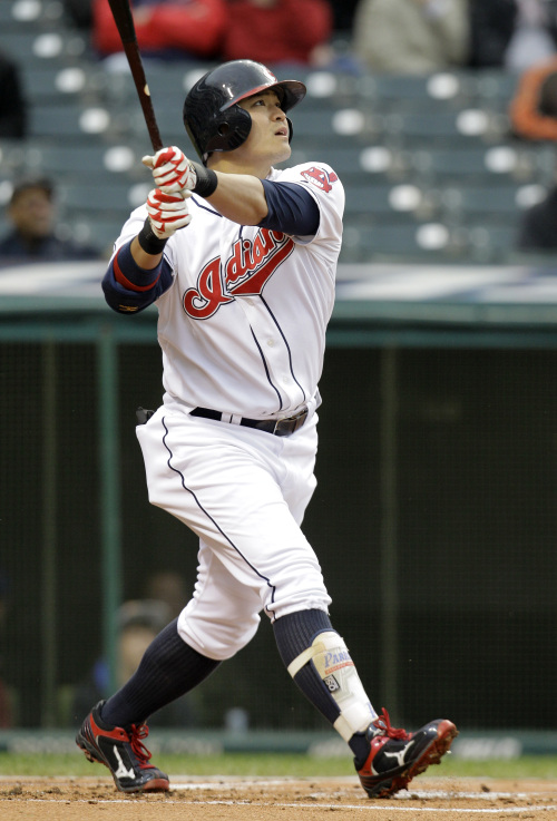 <YONHAP PHOTO-0812> Cleveland Indians right fielder Shin-Soo Choo watches the flight of his solo home run to center off Kansas City Royals starting pitcher Kyle Davies in the first inning of a baseball game in Cleveland on Thursday, April 28, 2011. (AP Photo/Amy Sancetta)/2011-04-29 09:01:36/ <저작권자 ⓒ 1980-2011 ㈜연합뉴스. 무단 전재 재배포 금지.>
Cleveland Indians’ Choo Shin-soo watches the flight of his home run against Kansas City Royals on Friday.  AP-Yonhap News