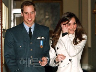 호빵맨토토 윈저(William Arthur Philip Louis Windsor) 왕가(영국), 케이트 미들턴(Catherine Elizabeth Middleton) 왕자비(영국)/gty_william_kate_raf_110210_mn / 호빵맨토토 결혼제복 ‘깜짝 선택’…진홍색 육군 제복 입는다