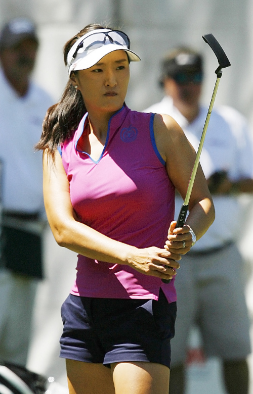 <YONHAP PHOTO-0171> Grace Park of South Korea, watches her putt on the 18th green during the first round of the LPGA Avnet Classic golf tournament, Thursday, April 28, 2011, at Magnolia Grove in Mobile, Ala. (AP Photo/Press-Register, Mike Kittrell) ** MAGS OUT, NO SALES **/2011-04-29 05:40:38/ <저작권자 ⓒ 1980-2011 ㈜연합뉴스. 무단 전재 재배포 금지.>
