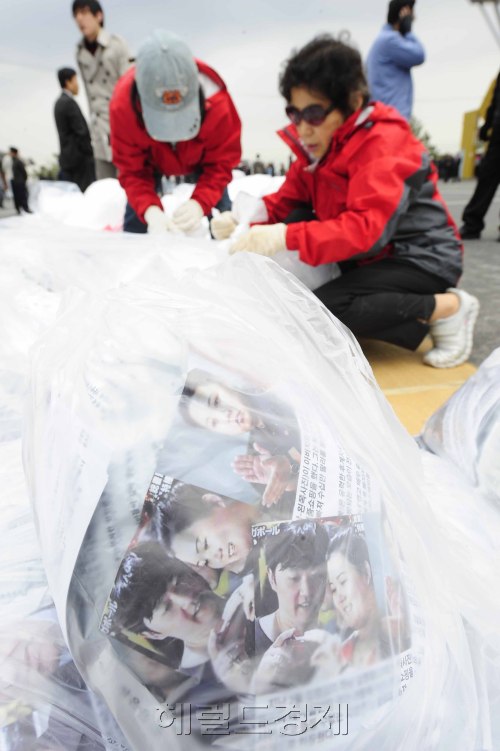 북한 지난 22일 전단을 날려보내면 전면사격하겠다고 위협한 가운데 경기도 파주시 임진각에서 대북인권단체들이 주민들의 반대에도 불구하고 토토 바카라 20만장을 북쪽으로 날려보내기 위해 작업을 하고 있다. 임진각=박해묵 기자/mook@heraldm.com
북한 지난 22일 전단을 날려보내면 전면사격하겠다고 위협한 가운데 경기도 파주시 임진각에서 대북인권단체들이 주민들의 반대에도 불구하고 토토 바카라 20만장을 북쪽으로 날려보내기 위해 작업을 하고 있다. 임진각=박해묵 기자/mook@heraldm.com