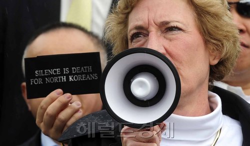 북한 지난 22일 전단을 날려보내면 전면사격하겠다고 위협한 가운데 경기도 파주시 임진각에서 미국의 대북인권단체 연합체인 북한자유연합 관계자가 주민들의 반대에도 불구하고 대북전단 20만장을 북쪽으로 날려보내는 성명을 발표하고 있다. 임진각=박해묵 기자/mook@heraldm.com
북한 지난 22일 전단을 날려보내면 전면사격하겠다고 위협한 가운데 경기도 파주시 임진각에서 미국의 대북인권단체 연합체인 북한자유연합 관계자가 주민들의 반대에도 불구하고 대북전단 20만장을 북쪽으로 날려보내는 성명을 발표하고 있다. 임진각=박해묵 기자/mook@heraldm.com