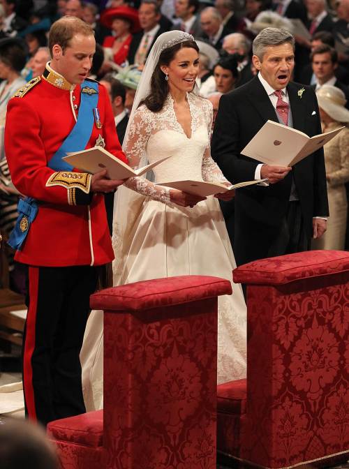 Britain's Prince William, his bride Kate Middleton and her father Michael Middleton sing during the Royal wedding at Westminster Abbey in London on April 29, 2011. (AFP/WPA POOL-Yonhap News)