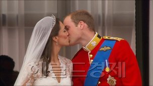 윌리엄 윈저(William Arthur Philip Louis Windsor) 왕가(영국), 케이트 미들턴(Catherine Elizabeth Middleton) 왕자비(영국)/_52412155_kiss / 세계가 숨죽여 기다린 윌리엄-케이트 발코니 키스