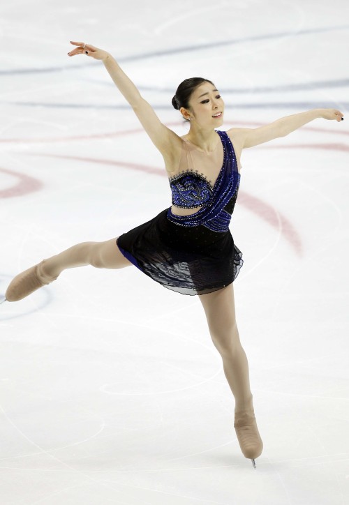 South Korean figure skater Kim Yu-na performs at the ongoing world championships in Moscow on Friday. Yonhap News김연아 스케이트선수/S. Korean Kim Yu-na tops short program at world figure championships