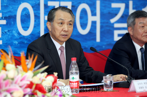 STX Group chairman Kang Duk-soo speaks at the press conference in China on Friday. STX
STX Group chairman Kang Duk-soo speaks at the press conference in China on Friday. STX
