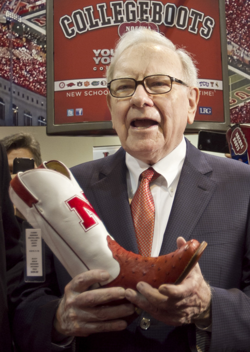 <YONHAP PHOTO-0148> Berkshire Hathaway Chairman and CEO Warren Buffett holds a boot with the University of Nebraska N on it, while visiting the Berkshire-owned Justin Brands display in Omaha, Neb., Saturday, April 30, 2011, prior to presiding over the annual Berkshire Hathaway shareholders meeting. (AP Photo/Nati Harnik)/2011-05-01 01:20:31/ <저작권자 ⓒ 1980-2011 ㈜연합뉴스. 무단 전재 재배포 금지.>
Warren Buffett  AP-Yonhap News