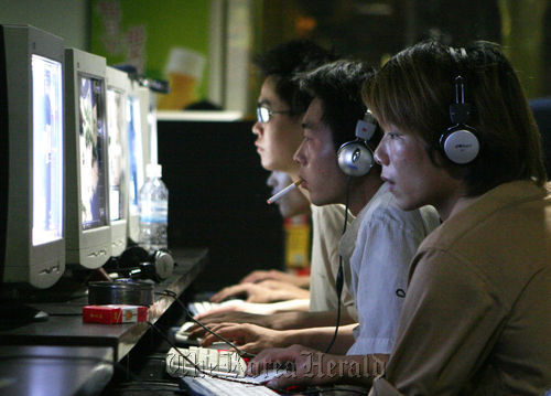 People use computers at an Internet cafe in Seoul. Yonhap News