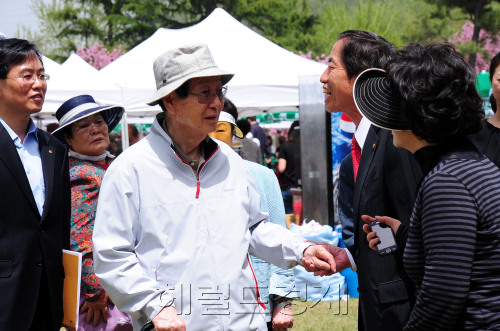 신격호(가운데) 롯데그룹 총괄회장이 지난 1일 고향인 울산 울주군 삼동면 둔기리에서 열린 마을 주민 초청잔치에서 주민들과 반갑게 악수하고 있다.