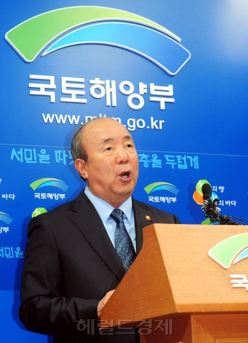 정종환 국토해양부 장관이 1일 오전 정부과천청사 브리핑룸에서 건설경기 연착륙 및 주택거래 활성화 대책을 설명하고 있다.<br />정희조 기자/checho@heraldm.com 110501
정종환 국토해양부 장관이 1일 오전 정부과천청사 브리핑룸에서 건설경기 연착륙 및 주택거래 활성화 대책을 설명하고 있다. 정희조 기자/checho@