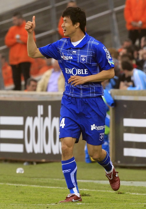 <YONHAP PHOTO-0392> Auxerre's Jung Jo-Gook after scoring against Olympique Marseille during their French Ligue 1 soccer match at the Velodrome stadium in Marseille May 1, 2011. REUTERS/Jean-Paul Pelissier (FRANCE - Tags: SPORT SOCCER)/2011-05-02 04:56:54/ <저작권자 ⓒ 1980-2011 ㈜연합뉴스. 무단 전재 재배포 금지.>
Jung Jo-gook celebrates his goal.
AP-Yonhap News