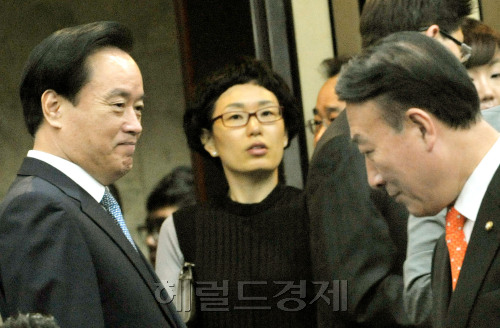 2일 오전 국회에서 열린 한나라당 의원연찬회에서 차기 원내대표 경쟁자인 이병석(왼쪽) 의원과 안경률 의원이 대화를 하고 있다.양동출dcyang@heraldm.com/110502/
한나라당이 2일 당의 진로를 논의하기 위해 난상토론 형식의 의원연찬회를 개최한 가운데 원내대표 경선 후보인 이병석 의원(왼쪽)과 안경률 의원이 얘기를 나누고 있다.
양동출 기자dcyang@