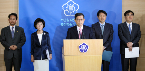 Prime Minister Kim Hwang-sik (center) announces the government's plan to fully cover preschool expenses for 5-year-olds by 2016, in Seoul, Monday. (Yonhap News)