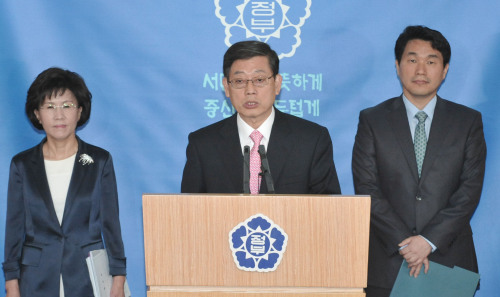 2일 김황식 국무총리가 이주호 교과부장관,진수희 보건복지부장관과 함께 '만 5세 공통과정' 도입에 대한 발표를 하고 있다. 이는 내년 3월부터 만5세 어린이의 교유과 보육을 국가가 책임지는 제도로 유치원과 어린이집으로 이원화되어 있는 교육,보육과정에 공통과정을 도입,자녀교육비에 대한 국가의 재정부담을 경감하고자 하는 제도이다.<br />정희조 기자/checho@heraldm.com 110502
2일 김황식 국무총리가 이주호 교과부장관,진수희 보건복지부장관과 함께 '만 5세 공통과정' 도입에 대한 발표를 하고 있다. 이는 내년 3월부터 만5세 어린이의 교유과 보육을 국가가 책임지는 제도로 유치원과 어린이집으로 이원화되어 있는 교육,보육과정에 공통과정을 도입,자녀교육비에 대한 국가의 재정부담을 경감하고자 하는 제도이다.
정희조 기자/checho@heraldm.com 110502
2일 김황식(가운데) 국무총리가 이주호(오른쪽) 교과부 장관, 진수희 보건복지부 장관 등과 함께 ‘만 5세 공통과정’ 도입에 대한 발표를 하고 있다. 내년 3월부터 만 5세 어린이의 교육과 보육을 국가가 책임지며, 유치원과 어린이집으로 이원화해 있는 교육ㆍ보육과정에 공통과정을 도입한다. 정희조 기자/checho@heraldm.com