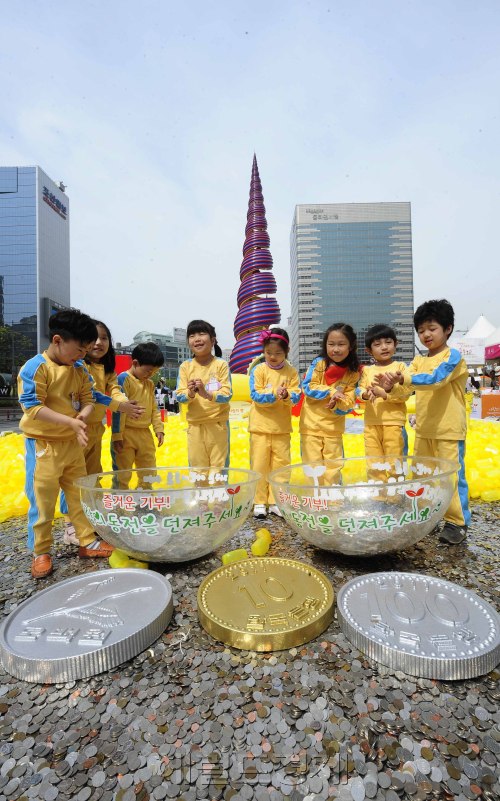 2일 오전 서울 청계광장에서 월드비전과 서울문화재단이 공동주<br />최하고 주관하는 '사랑의 동전밭'행사가 열리고 있는 가운데 어<br />린이집 아이들 20 여명이 지구촌 친구들을 돕기위해 동전을 던<br />지며 즐거워 하고 있다. '사랑의 동전 밭 캠페인'은 각 가정이<br />나 개인이 사용하는 저금통은 물론 서랍 속의 안 쓰는 동전들을 <br />청계광장으로 가져오면 참여할 수 있다. 박해묵 기<br />자/mook@heraldm.com
2일 오전 서울 청계광장에서 월드비전과 서울문화재단이 공동주
최하고 주관하는 '사랑의 동전밭'행사가 열리고 있는 가운데 어
린이집 아이들 20 여명이 지구촌 친구들을 돕기위해 동전을 던
지며 즐거워 하고 있다. '사랑의 동전 밭 캠페인'은 각 가정이
나 개인이 사용하는 저금통은 물론 서랍 속의 안 쓰는 동전들을
청계광장으로 가져오면 참여할 수 있다. 박해묵 기
자/mook@heraldm.com
서울 청계광장에서 2일 열린 ‘사랑의 동전밭’ 행사에서 어린이들이 한푼 한푼 아껴둔 동전을 지구촌 친구들을 돕기 위해 던지고 있다.  박해묵 기자/mook@heraldm.com