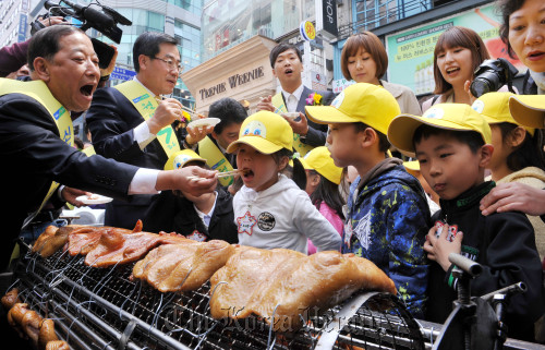 2일 오전 서울 명동에서 농협과 한국오리협회가 공동으로 5월2일 오리데이를 맞아 '대한민국 오리데이 페스티벌'을 개최한 가운데 행사에 참가한 어린이들을 대상으로 시식회를 가지고 있다. 박해묵 기자/mook@heraldm.com
2일 오전 서울 명동에서 농협과 한국오리협회가 공동으로 5월2일 오리데이를 맞아 '대한민국 오리데이 페스티벌'을 개최한 가운데 행사에 참가한 어린이들을 대상으로 시식회를 가지고 있다. 박해묵 기자/mook@heraldm.com