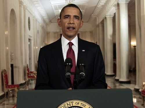 President Barack Obama reads his statement to photographers after making a televised statement on the death of Osama bin Laden from the East Room of the White House in Washington, Sunday, May 1, 2011. (AP-Yonhap News)