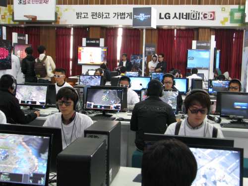 Contestants on Sunday play in the preliminary games for the StarCraft II 3-D special league hosted by LG Electronics at Honam University.
LG Electronics
Contestants on Sunday play in the preliminary games for the StarCraft II 3-D special league hosted by LG Electronics at Honam University.
LG Electronics