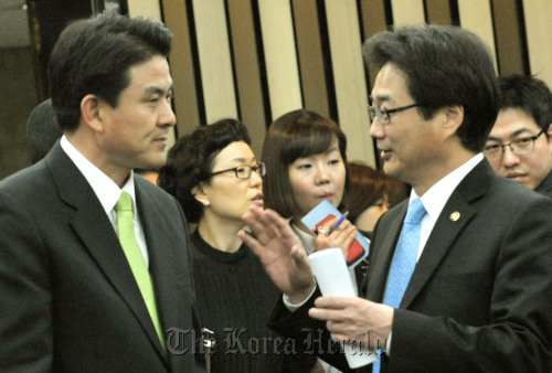 2일 오전 국회에서 열린 한나라당 의원연찬회에서 김태호(왼쪽) 의원과 당대표 비서실장인 원희목 의원이 대화를 하고 있다.양동출dcyang@heraldm.com/110502/
Newly elected Kim Tae-ho (left) and party leader secretary Won Hee-mok of the ruling Grand National Party exchange opinions during the in-party debate Monday morning.  Yang Dong-chul/The Korea Herald