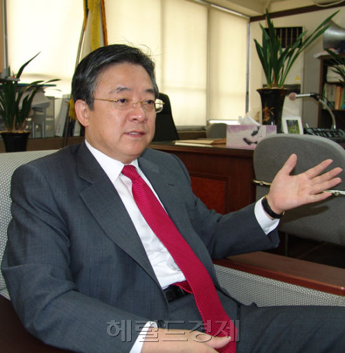 정인대 전국지하도페가수스 토토상인연합회 이사장 / “지하도 페가수스 토토 경쟁입찰은 결국 대기업 위한 것” 강력 반발
