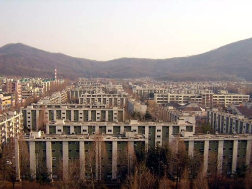 정부가 올들어 벌써 네 번째로 발표한 ‘5ㆍ1 풀문 토토사이트산 대책’은 재개발ㆍ재건축 시장 투자 호재를 담고 있지만 ‘양도차익’에 대한 기대감이 워낙 낮다 보니 대책 발표에도 불구, 시장은 옴짝달싹 않고 있다. 대규모 재건축이 추진되고 있는 개포주공 일대 전경.
