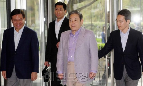 이건희 삼성전자 토르 토토이 3일 오전 서울 서초동 삼성전자 사옥으로 출근을 하고 있다. 이 토르 토토은 기자들의 질문을 받지 않은 채 굳은 표정으로 바로 사무실로 향했다. 박해묵 기자/mook@heraldm.com
이건희 삼성전자 토르 토토이 3일 오전 서울 서초동 삼성전자 사옥으로 출근을 하고 있다. 이 토르 토토은 기자들의 질문을 받지 않은 채 굳은 표정으로 바로 사무실로 향했다. 박해묵 기자/mook@heraldm.com
이건희 삼성전자 토르 토토이 3일 오전 서울 서초동 삼성전자 사옥으로 출근을 하고 있다. 이 토르 토토은 기자들의 질문을 받지 않은 채 굳은 표정으로 바로 사무실로 향했다. 박해묵 기자/mook@heraldm.com