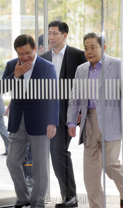 이건희 삼성전자 회장이 3일 오전 서울 서초동 삼성전자 사옥으로 출근을 하고 있다. 이 회장은 기자들의 질문을 받지 않은 채 굳은 표정으로 바로 사무실로 향했다. 박해묵 기자/mook@heraldm.com
이건희 삼성전자 회장이 3일 오전 서울 서초동 삼성전자 사옥으로 출근을 하고 있다. 이 회장은 기자들의 질문을 받지 않은 채 굳은 표정으로 바로 사무실로 향했다. 박해묵 기자/mook@heraldm.com
이건희 삼성전자 회장이 3일 오전 서울 서초동 삼성전자 사옥으로 출근을 하고 있다. 이 회장은 기자들의 질문을 받지 않은 채 굳은 표정으로 바로 사무실로 향했다. 박해묵 기자/mook@heraldm.com
이건희 삼성 회장이 3일에도 삼성 본사에 출근했다. 네번째 출근이다. 그러나 이 회장은 앞선 세번의 출근 때와는 달리 이날은 아무 말 없이 곧바로 사무실로 올라갔다. 이슈에 대해 매번 멘트를 내놓는 것에 대해 부담을 느끼고 발언을 아꼈다는 분석이다. 이 회장은 최근들어 경영을 직접 챙기기 위해 1주일에 두차례 출근해 집무실에서 업무를 보고 있다.  박해묵 기자/mook@heraldm.com
