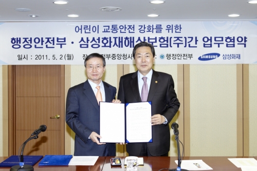 삼성화재와 행정안전부는 지난 2일 서울 세종로 정부중앙청사에서 ‘어린이 교통안전 강화를 위한 업무협약’을 체결했다. 이에 따라 삼성화재는 이달부터 전국의 어린이 통학차량 중 2000대에 ‘천사의 날개’를 지원할 계획이다. 사진은 맹형규(오른쪽) 행안부 장관과 지대섭 삼성화재해상보험 대표이사 사장이 업무협약 체결을 마치고 기념촬영을 하는 모습.