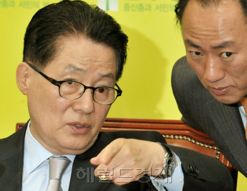 박지원 민주당 원내대표가 3일 오전 국회에서 열린 원내대책회의에서 당 관계자에게 뭔가를 지시하고 있다.양동출dcyang@heraldm.com/110503/
박지원 민주당 원내대표가 3일 오전 국회에서 열린 원내대책회의에서 당 관계자에게 뭔가를 지시하고 있다.  양동출 기자/dcyang@