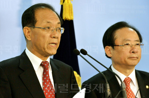 차기 한나라당 원내대표 경선에 나선 중립성향의 황우여(왼쪽), 이주영 의원이 3일 오전 국회 정론관에서 황 원내대표와 이 정책위의장이라는 역할분담으로 단일화에 전격합의한 사항을 밝히고 있다.양동출dcyang@heraldm.com/110503/
원내대표 경선에 나선 중립 성향의 황우여(왼쪽) 의원이 3일 정책위의장으로 이주영 의원과 전격 역할 분담에 합의했다.  양동출 기자/dcyang@