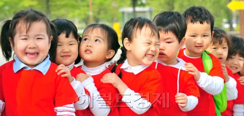 3일 오전 서울 마포구 월드컵공원 평화광장에서 열린 마포구 어린이 대축제에서 아이들이 지진, 풍수해, 홍수 등에 대비한 안전체험 등을 하며 즐거운 시간을 보내고 있다.<br />김명섭 기자 msiron@
3일 오전 서울 마포구 월드컵공원 평화광장에서 열린 마포구 어린이 대축제에서 아이들이 지진, 풍수해, 홍수 등에 대비한 안전체험 등을 하며 즐거운 시간을 보내고 있다.
김명섭 기자 msiron@
3일 오전 서울 마포구 월드컵공원 평화광장에서 열린 마포구 어린이 대축제에서 아이들이 지진, 풍수해, 홍수 등에 대비한 안전체험 등을 하며 즐거운 시간을 보내고 있다.
김명섭 기자 msiron@