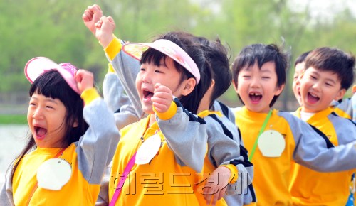 3일 오전 서울 마포구 월드컵공원 평화광장에서 열린 마포구 어린이 대축제에서 아이들이 지진, 풍수해, 홍수 등에 대비한 안전체험 등을 하며 즐거운 시간을 보내고 있다.<br />김명섭 기자 msiron@
3일 오전 서울 마포구 월드컵공원 평화광장에서 열린 마포구 어린이 대축제에서 아이들이 지진, 풍수해, 홍수 등에 대비한 안전체험 등을 하며 즐거운 시간을 보내고 있다.
김명섭 기자 msiron@
3일 오전 서울 마포구 월드컵공원 평화광장에서 열린 마포구 어린이 대축제에서 아이들이 지진, 풍수해, 홍수 등에 대비한 안전체험 등을 하며 즐거운 시간을 보내고 있다.
김명섭 기자 msiron@
서울 마포구 월드컵공원 평화광장에서 3일 열린 마포구 어린이대축제에서 아이들이 지진, 풍수해, 홍수 등에 대비한 안전체험 등을 하며 즐거운 시간을 보내고 있다. 서울 마포구(구청장 박홍섭)는 어린이날을 앞두고 3일 월드컵공원 내 평화광장에서 어린이와 학부모 등 7000여명이 함께하는 어린이대축제 ‘마포둥이 모여라’를 개최했다.  김명섭 기자/msiron@heraldm.com